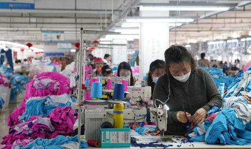 寒冬中的暖意 服装纺织厂提前放假背后的坚守与希望